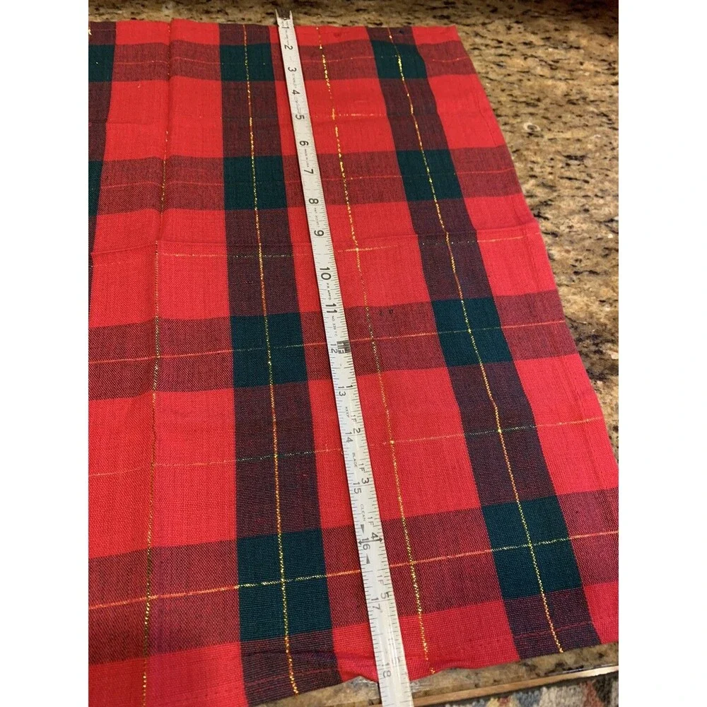 Red and green plaid W Gold Thread 97% cotton napkins 18x18 “ Unused NWOT